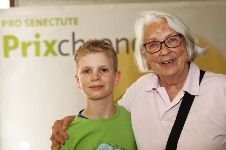 ältere Dame und Jugendlicher vor dem Prix Chronos-Plakat